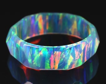 Anillo de ópalo de fuego azul cielo hecho a mano con un vibrante juego de colores del arco iris, elegante anillo de bodas de ópalo iridiscente, regalo para ella.