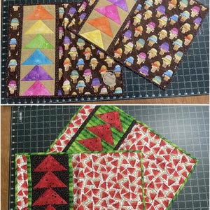 Könnte beinhalten: Zwei Tischsets, je 38 x 46 cm. Eines zeigt Eiswaffeln mit Regenbogenakzenten, das andere ein Wassermelonen-Design. Die Rückseite hat einen Holiday-Truck-Druck.