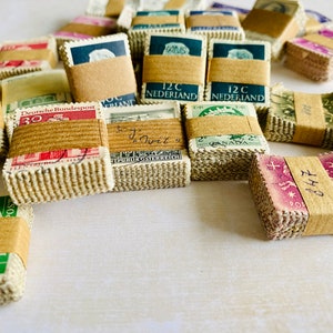 6 bundles of 100 identical poststamps. All wrapped in a nice bundle. Genuine, old, vintage set of  post stamps all over the world