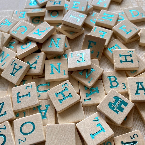 Set von 104, vintage, Holz, Scrabble, Buchstabenspiel, glänzend, Holz, Fliesen, blau, weiß, metallisch, einzigartig, unterschiedlich, bunt, Buchstaben