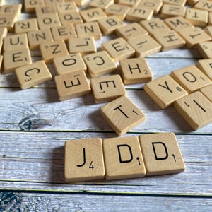 100 letras vintage de madera para Scrabble. Artículos de juego, fichas de letras. Madera transparente con letras negras.