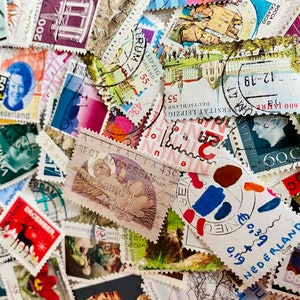 Ensemble unique de 200 timbres postaux, principalement européens. Produit d'occasion idéal pour les collages et les revues spécialisées