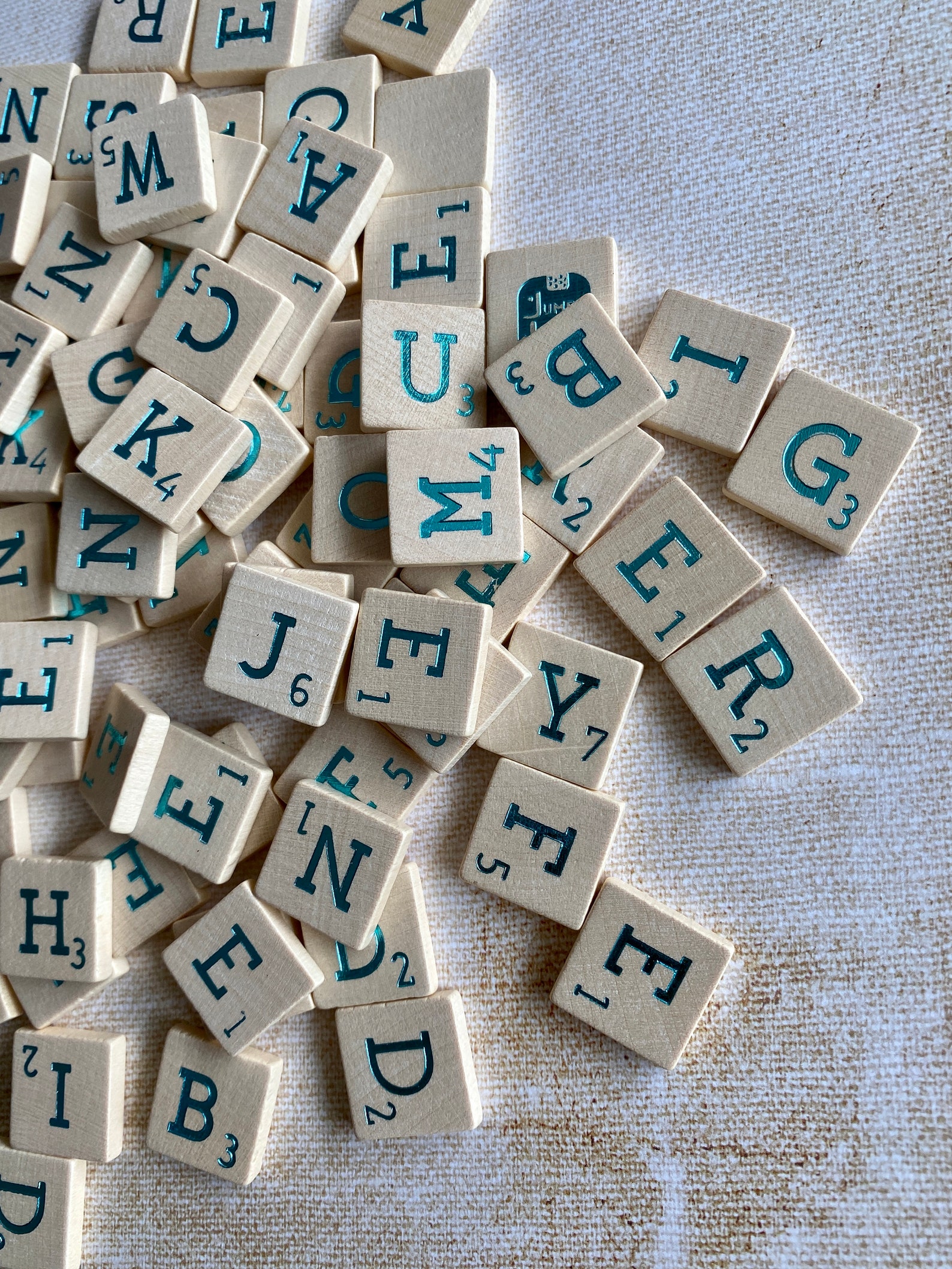 Juego de 104 letras de Scrabble de madera, color verde metalizado ...