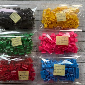 6 conjuntos de fichas de riesgo de colores: rojo, negro, verde, azul, rosa y amarillo.