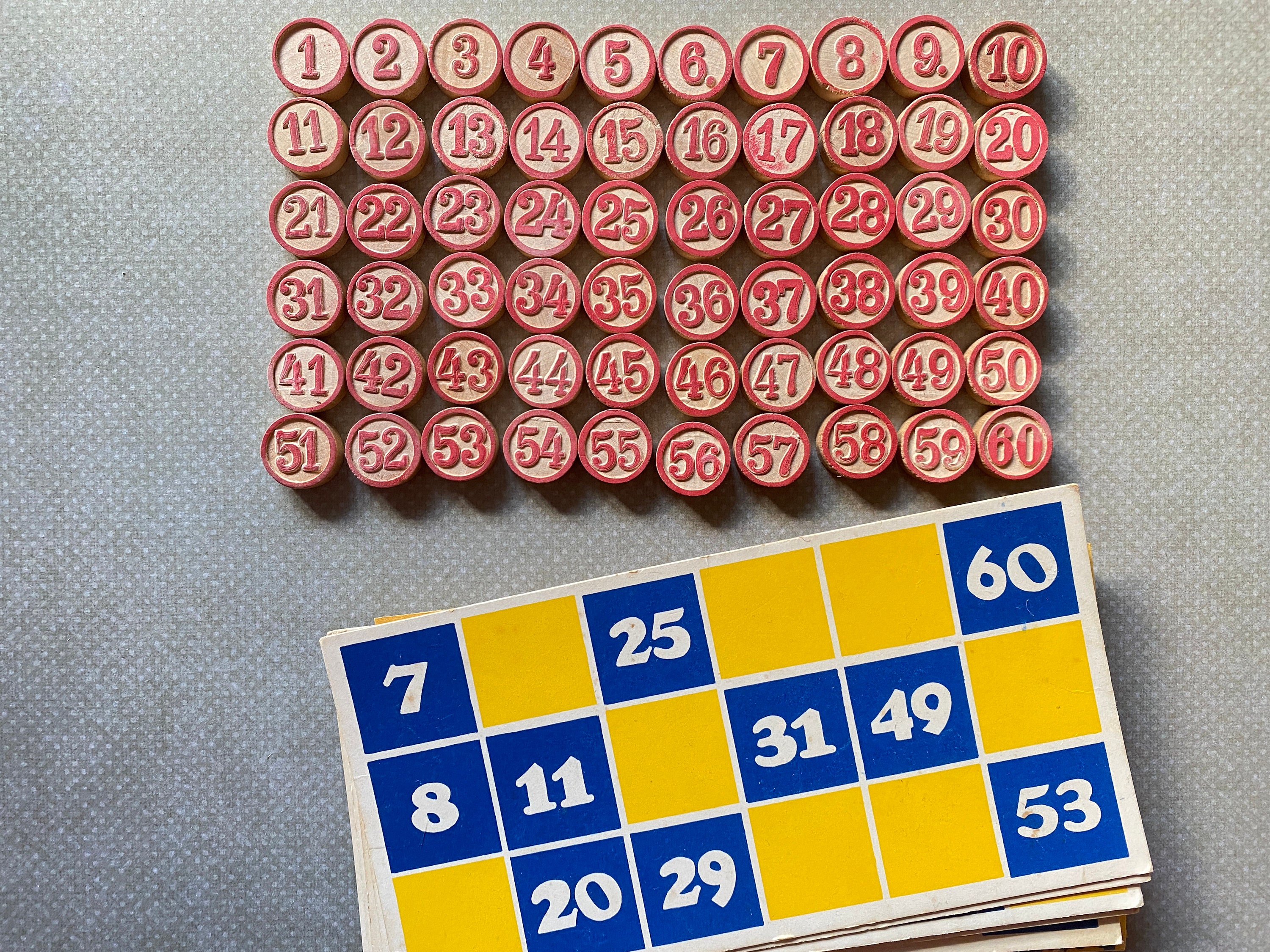 Lot de 2 jeux de 54 cartes + 200 jetons numérotés Lot de 2 jeux de 54 cartes + 200 jetons numérotés