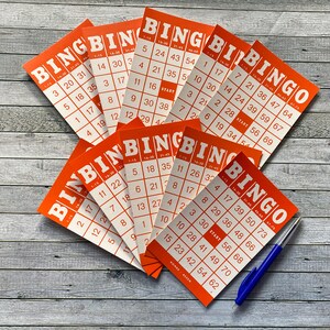 Juego de 10 cartones de bingo vintage. Juego de 10 cartones de bingo retro vintage. Naranja, azul y morado.