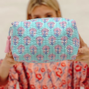 Borsa per il trucco in cotone trapuntato / Borsa per cosmetici / Borsa da toeletta fatta a mano / Regalo ideale / Piccola borsa da lavaggio per donna / Stampa a blocchi