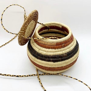 Vintage Raffia Fiber Basket Purse: Hand Woven Shoulder Bag