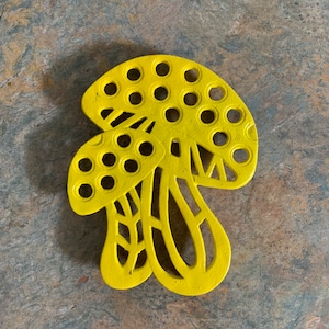 Dessous de plat vintage en forme de champignon en fonte jaune : décoration de ferme du milieu du siècle