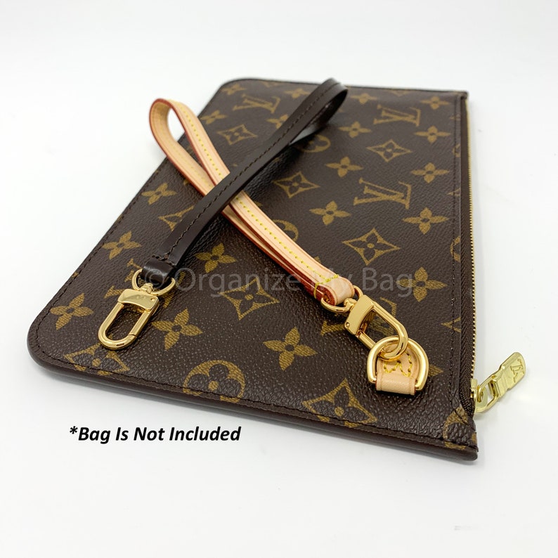 Op de afbeelding: Een bruin en tan lederen polsbandje met gouden hardware. De band is ontworpen om te worden gebruikt met een Louis Vuitton tas. *Tas is niet inbegrepen*