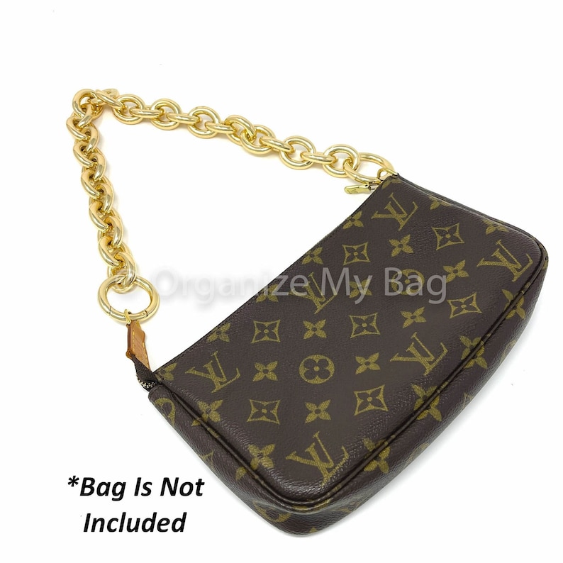 Puede incluir: Una correa de cadena de oro para bolso de mano con un bolso Louis Vuitton monogramado en marr&oacute;n y beige. *Bolso no incluido*