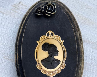 Black and Gold Oval Black Cameo Wall rt