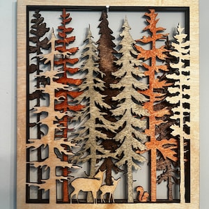File di taglio laser con disegno forestale a strati. 4 strati, due disegni (solo famiglia dei cervi/alberi). Progettato per utilizzare 2 fogli di legno 12x20. File SVG.