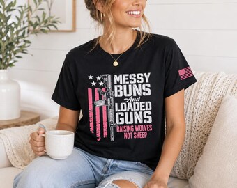 T-shirt graphique « Chignons décoiffés et armes chargées », rose patriotique pour femmes