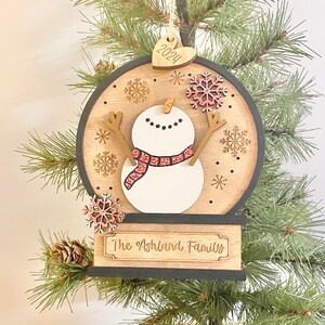 Laserbestand kerstornament, sneeuwvlok sneeuwpop familienaam kerstornament SVG-bestand, laserklaar gesneden bestand