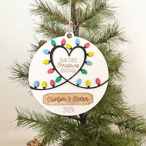 Adorno navideño SVG, Nuestra primera Navidad juntos, Archivo de corte láser listo para usar, Adorno de pareja, Luces navideñas en forma de corazón.