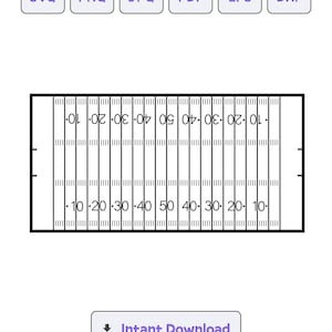 Puede incluir: Una ilustración en blanco y negro de un campo de fútbol americano con líneas de yardas marcadas del 10 al 50. El campo está delineado en negro y tiene un fondo blanco.
