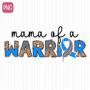 Puede incluir: Un gráfico azul y gris con el texto "mama of a WARRIOR" en negro. El gráfico presenta una cinta azul con una pluma gris y un patrón de estampado de leopardo.