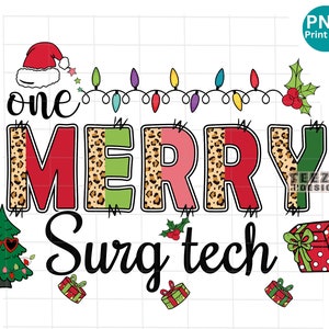Puede incluir: Gráfico festivo con las palabras "one MERRY Surg tech". Las letras son rojas, verdes y rosas con detalles de estampado de leopardo. El diseño navideño incluye luces, un gorro de Papá Noel y cajas de regalo. También se incluye un árbol de Navidad con gafas de sol.