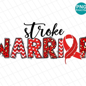 Peut inclure: Conception graphique avec les mots "stroke warrior". Le mot "stroke" est en écriture noire, tandis que "warrior" est un mélange d'imprimé léopard rouge, de chevrons blancs et de cœurs rouges. Un ruban et une plume rouges sont également inclus dans le design.