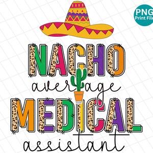 Puede incluir: Un diseño gráfico colorido con el texto "NACHO average MEDICAL assistant" en un patrón de estampado de leopardo. El diseño presenta un sombrero y un cactus.