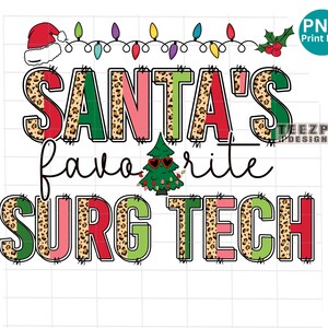 Puede incluir: Un diseño gráfico festivo con el texto "SANTA'S favorite SURG TECH". El diseño presenta un gorro de Papá Noel, luces navideñas y un árbol de Navidad con gafas de sol. Las letras tienen un estampado de leopardo.