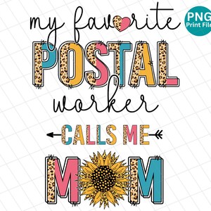 Puede incluir: Un diseño gráfico colorido con el texto "my favorite postal worker calls me mom" en un esquema de colores rosa, amarillo y azul con un patrón de estampado de leopardo. El texto "mom" está en letras grandes con un girasol en el medio.