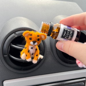 Needle Felted Cheetah Car Air Vent Clip: Handmade Wool Car Accessory