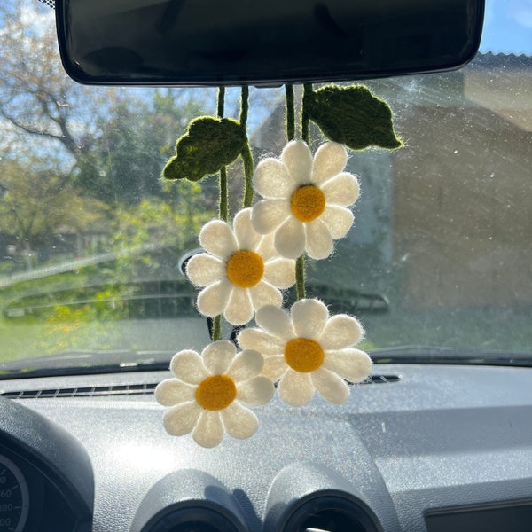 Accessoires suspendus de miroir de voiture de fleurs de marguerite Miroir de voiture de marguerite suspendu Décor de plante de voiture pour des femmes Décor de cottagecore cadeau d'amoureux de marguerite