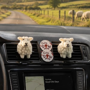 Luchtroosterclip in de vorm van een schaap van vilt: accessoire voor boerderijauto's