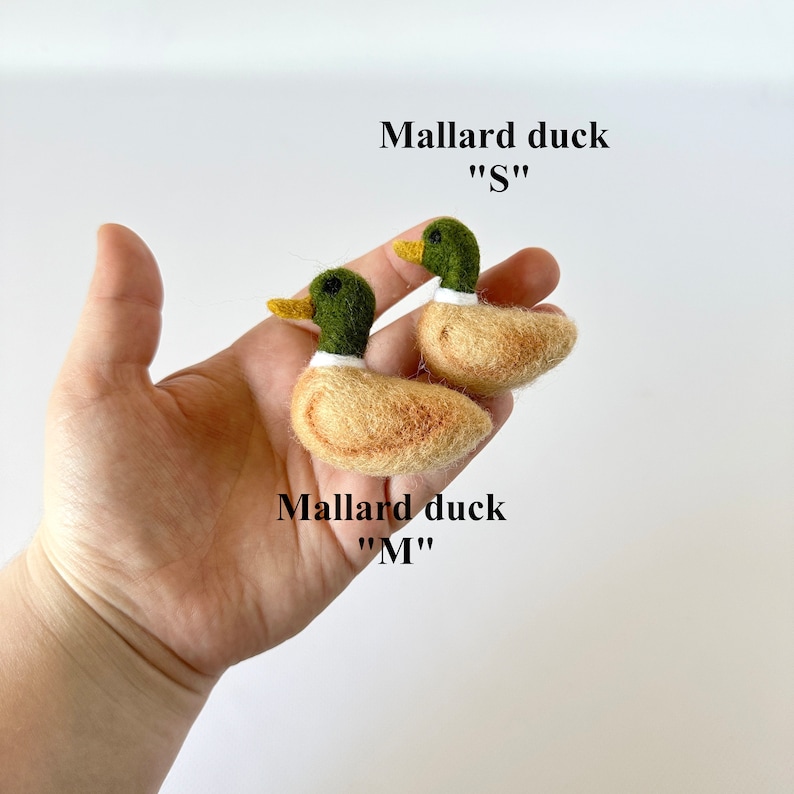 K&ouml;nnte beinhalten: Zwei Filz-Stockenten, eine mit der Aufschrift "S" und die andere mit der Aufschrift "M". Die Enten sind braun und beige mit gr&uuml;nen K&ouml;pfen und wei&szlig;en Akzenten.