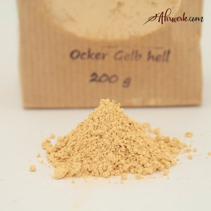 Könnte beinhalten: Ein Haufen hellgelber Ocker-Pigmentpulver, beschriftet mit "Ocker Gelb hell" und "200 g".