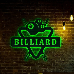 Può includere: Un'insegna al neon verde brillante montata su una parete di mattoni con un triangolo, due stecche da biliardo incrociate e tre palle da biliardo, inclusa una palla numero otto, con la parola BILLIARD stampata in un carattere grassetto, scuro e sans-serif.