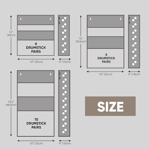 Może przedstawiać: Diagram przedstawiający r&oacute;żne rozmiary szarych, ściennych uchwyt&oacute;w na pałki perkusyjne. Uchwyty mają 10 cali szerokości i 4 cale głębokości. Uchwyty są oznaczone liczbą par pałek, kt&oacute;re mogą pomieścić: 6, 8 i 10. Uchwyty są r&oacute;wnież oznaczone wymiarami w calach i centymetrach.