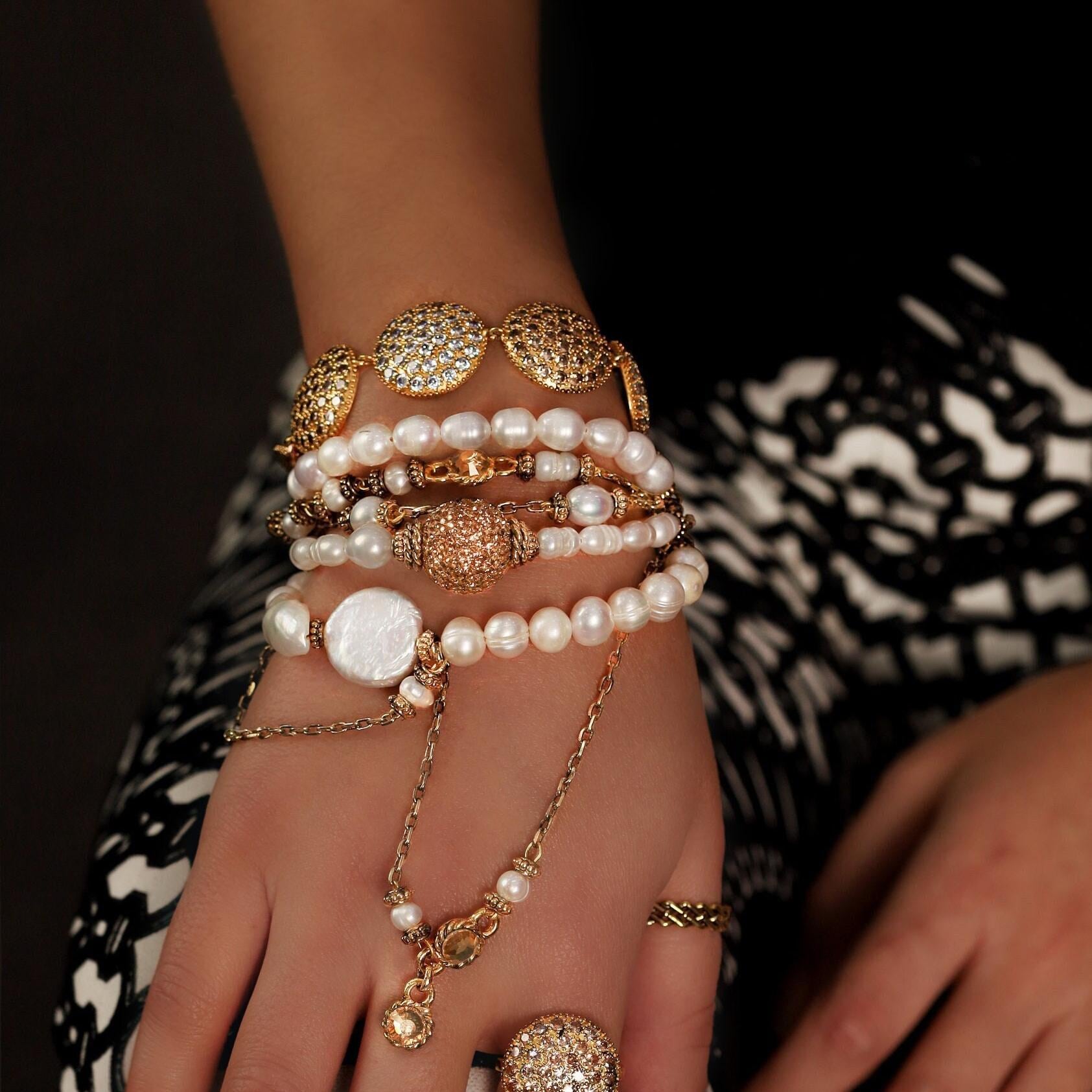 Braccialetto di perle barocche in oro, Braccialetto a catena con graffetta, Braccialetto di perle irregolari, Braccialetto a doppia catena, Braccialetto di perle miste, Regalo per donna - Italia