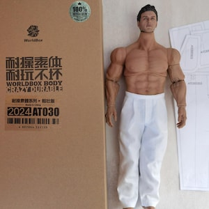 May include: A WorldBox action figure body with a muscular physique, wearing white pants. The figure is next to a cardboard box with Chinese text and the words "CRAZY DURABLE". The box also has the text "2024 AT030".