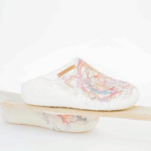 Gevilte wollen pantoffels voor dames: natuurlijke witte huisschoenen met kleurrijke zijden details. Handgemaakt en comfortabel