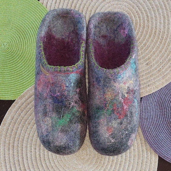 Pantuflas de fieltro gris transpirables con cordón de crochet y