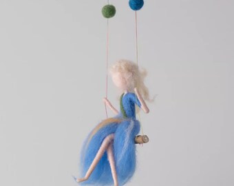 "Dea sull'altalena" fatta a mano, regalo unico di compleanno e Natale in feltro di lana