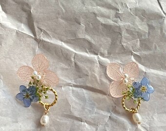 Orecchini di fiori freschi conservati a mano