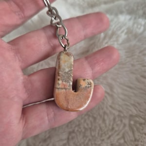 Llavero de cristal de ónix natural "J": abalorio para bolso, piedra preciosa curativa, accesorio minimalista de regalo