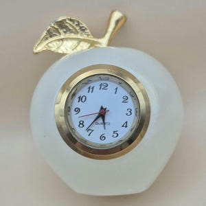 Sleek Onyx Apple Desk Clock: Modern Timekeeping Decor for Home or Office, Elegant Gift