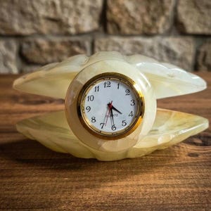 Horloge de bureau en forme de coquillage en onyx, pièce d'horlogerie en pierre naturelle, décoration de bureau côtière, espace de travail professionnel, cadeau exécutif