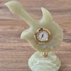 Elegante reloj de escritorio de ónix con forma de guitarra: una pieza única para amantes de la música, músicos y decoración del hogar.