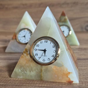手作りのオニキス製ピラミッド型デスククロック、天然石の時計、エグゼクティブオフィス装飾ギフト