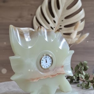 Reloj de escritorio de ónix con forma de hoja hecho a mano: piedra natural, decoración de oficina, regalo para amantes de la naturaleza.