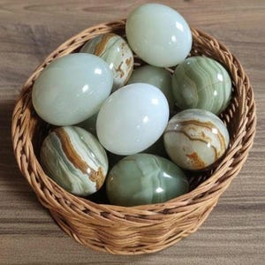 Polerat naturligt grönt onyxkristallägg – slät helande andlig dekor (ca 5 cm)