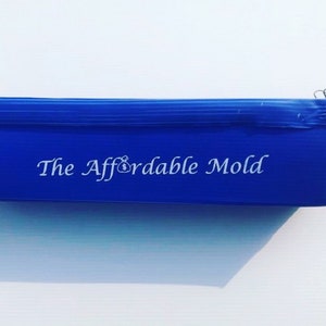 以下が含まれることがあります： 前面に「The Affordable Mold」という文字が印刷された青いプラスチック製の型。型はクリップで留められています。
