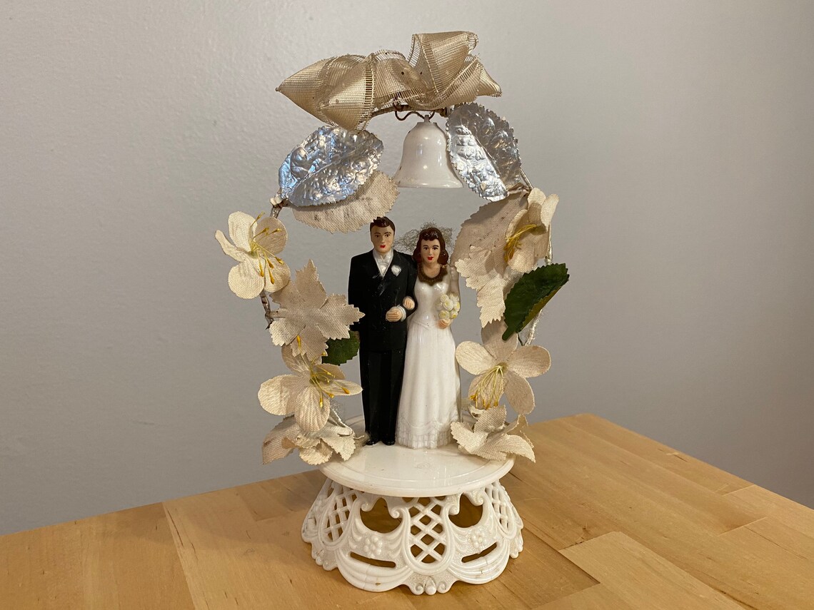 1950s wedding cake topper featuring an archway of flowers and image 0