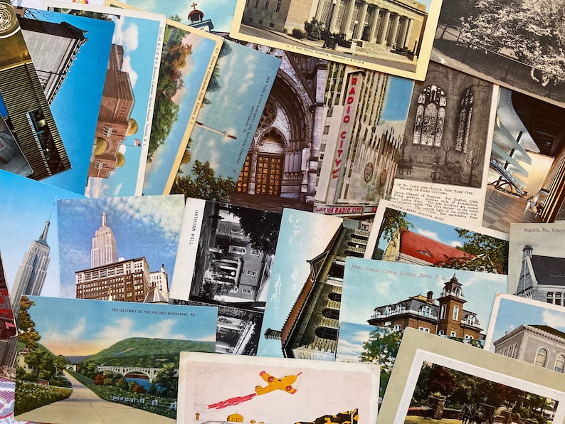K&ouml;nnte beinhalten: Eine Sammlung von Vintage-Postkarten mit verschiedenen Orten und Geb&auml;uden. Die Postkarten sind in einem zuf&auml;lligen Muster angeordnet, wobei sich einige &uuml;berlappen. Die Postkarten sind in verschiedenen Farben, darunter Blau, Gr&uuml;n, Rot und Wei&szlig;. Die Postkarten sind in gutem Zustand, einige weisen Gebrauchsspuren auf.